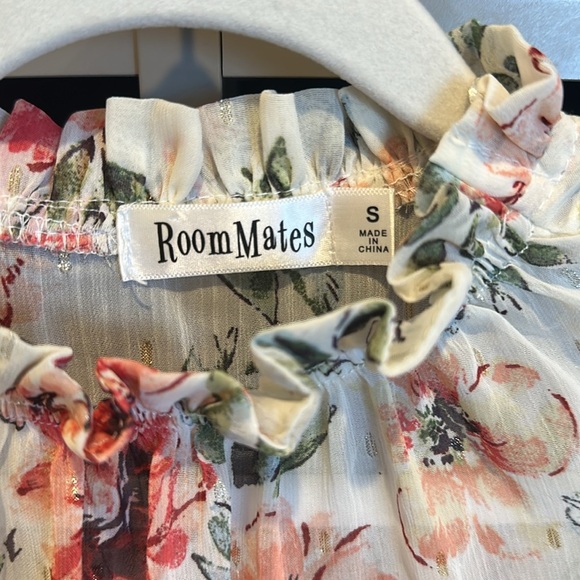 Roommates white/pink floral puff short sleeve semi sheer top size S - Picture 2 of 3